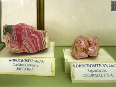 ...e la �rodocrosite� che ha una lucentezza vitrea e fasce che vanno dal bianco al rosso. � considerata una pietra rara perch� si trova in giacimenti molto piccoli, situati soprattutto in alcune zone dell�Argentina